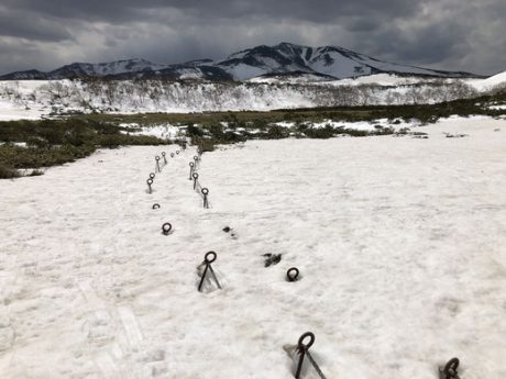 残雪の羅臼湖