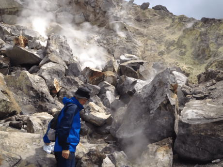 硫黄山新噴火口軽登山