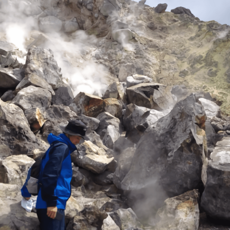 硫黄山新噴火口軽登山